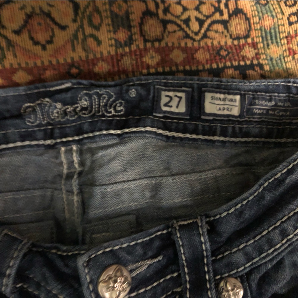 Miss Me signature capri, 27x19